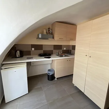 Leon Lux Perivolos (Santorini)