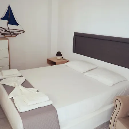 Leon Lux 3* Perivolos (Santorini)