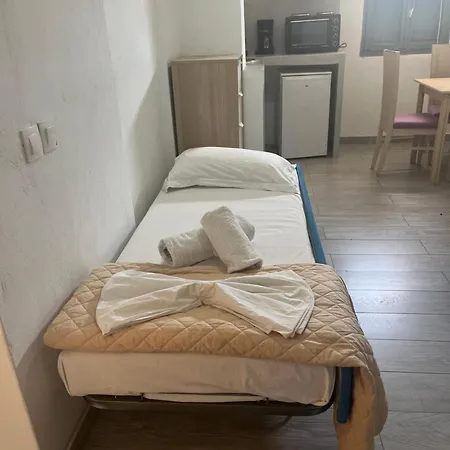 Leon Lux Perivolos (Santorini)