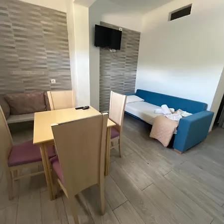 Leon Lux Aparthotel 3*