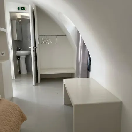 Leon Lux 3* Perivolos (Santorini)
