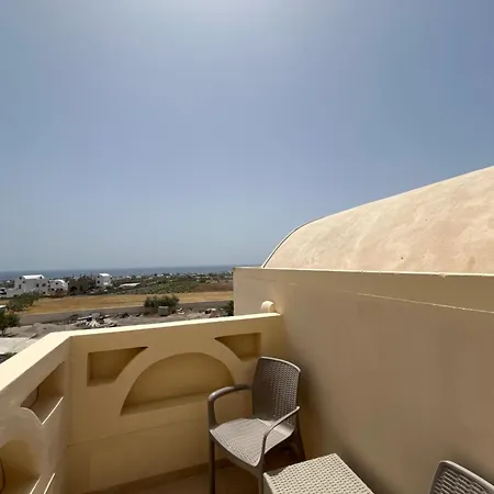 Leon Lux Perivolos (Santorini)