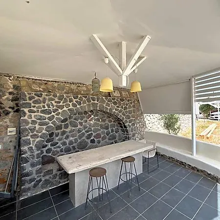 Leon Lux Perivolos (Santorini)