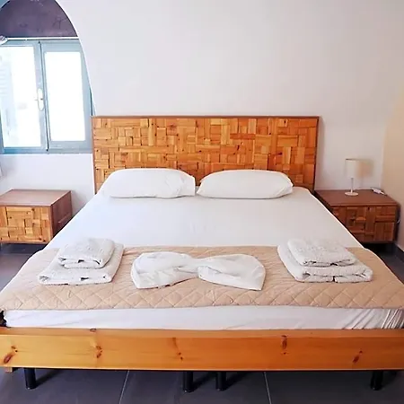 Leon Lux Perivolos (Santorini)