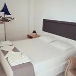 Leon Lux 3* Perivolos (Santorini)
