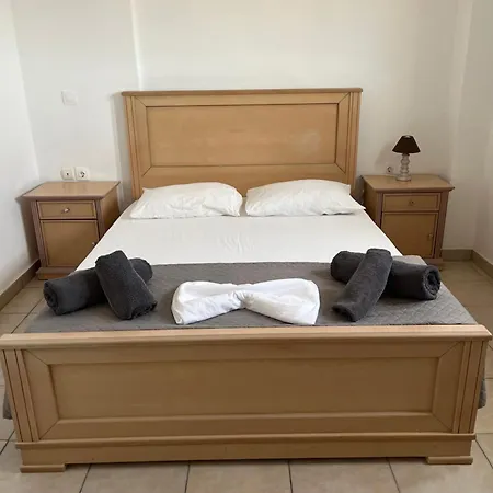 Leon Lux Perivolos (Santorini)