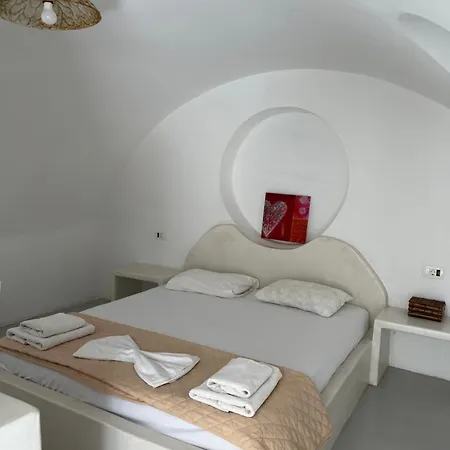 Leon Lux Perivolos (Santorini)