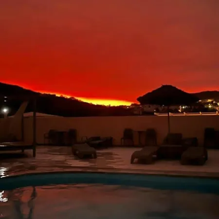 Leon Lux Aparthotel Perivolos (Santorini)