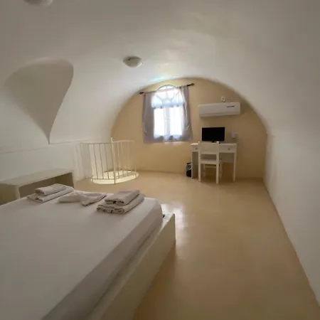 Leon Lux Perivolos (Santorini)