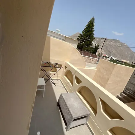 Leon Lux Perivolos (Santorini)