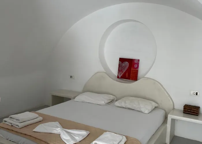 Leon Lux Perivolos (Santorini)