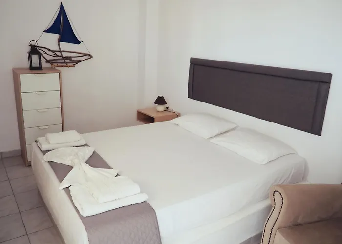 Leon Lux 3* Perivolos (Santorini)