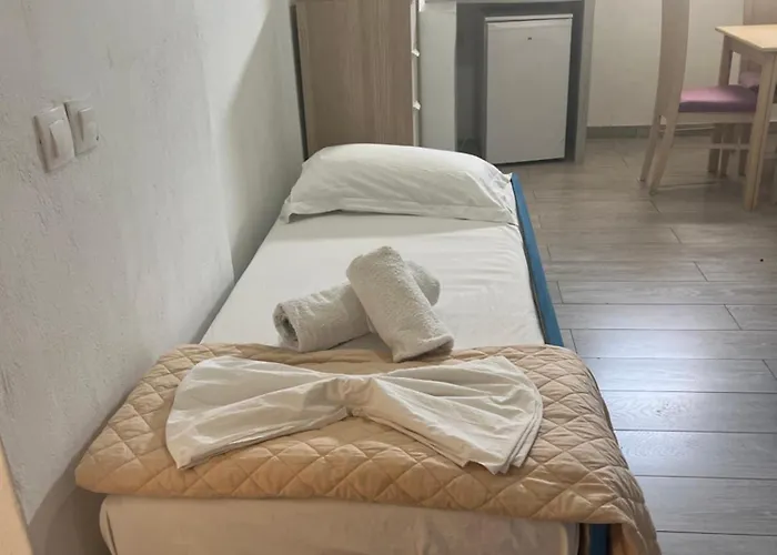 Leon Lux Perivolos (Santorini)