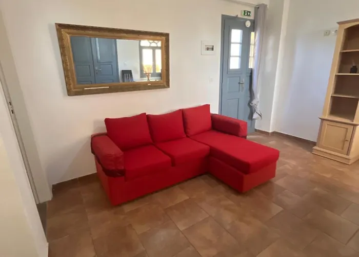 Leon Lux Perivolos (Santorini)