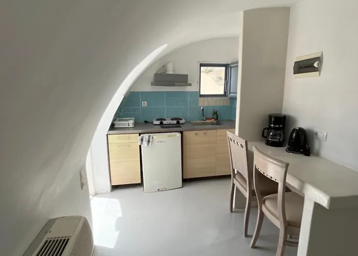 Leon Lux Perivolos (Santorini)