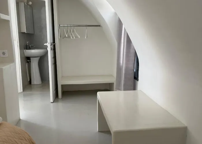 Leon Lux 3* Perivolos (Santorini)