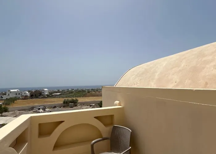 Leon Lux Perivolos (Santorini)